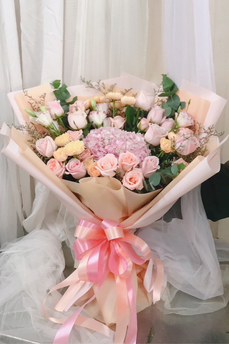 ช่อดอกไม้โทนชมพูอ่อนห่อกระดาษครีมผูกริบบิ้นชมพู ดอกไม้รับปริญญาสำหรับวันซ้อมและวันรับจริง งานจริงจาก Cmosa Flower