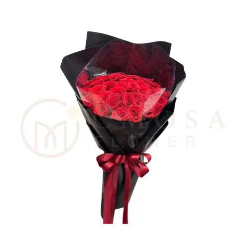 ช่อดอกกุหลาบแดงห่อผ้าสีดำ สินค้าจริงจาก Cmosa Flower