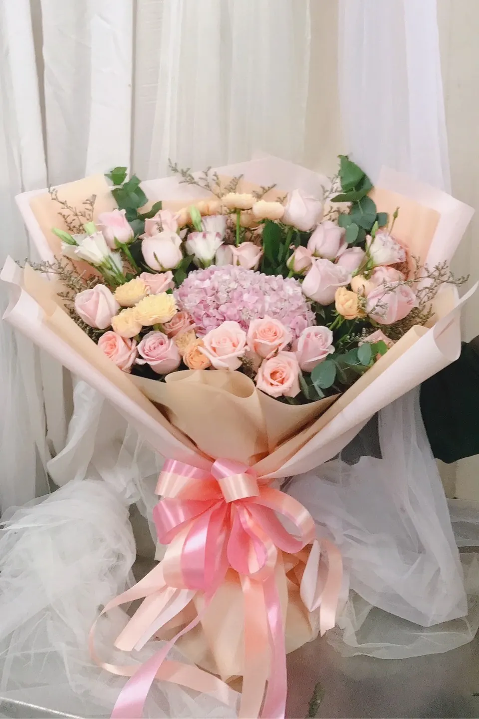ช่อดอกไม้โทนสีชมพูพาสเทลผสมไฮเดรนเยีย ตัวอย่างโทนสีสำหรับโอกาสอบอุ่นใจ