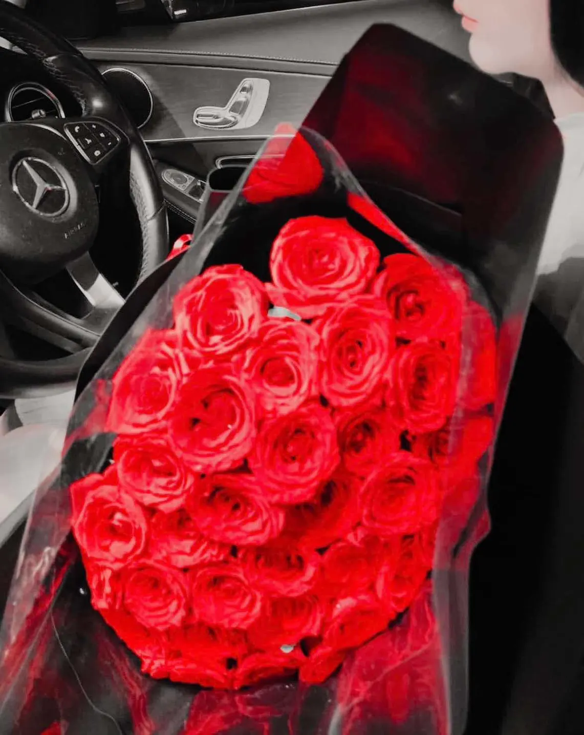 ช่อดอกไม้สีแดงจัดส่งถึงมือลูกค้าในรถ ตัวอย่างงานส่งจริง